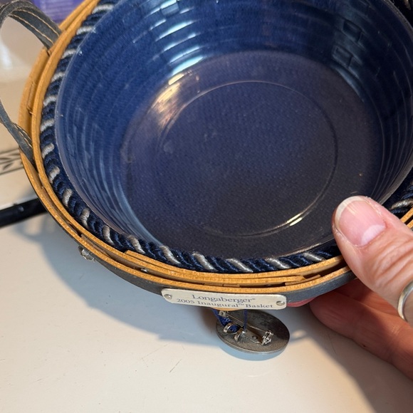 Longaberger 2005 Inaugural Basket w/Liner, Protector and Tie-on - Picture 2 of 3